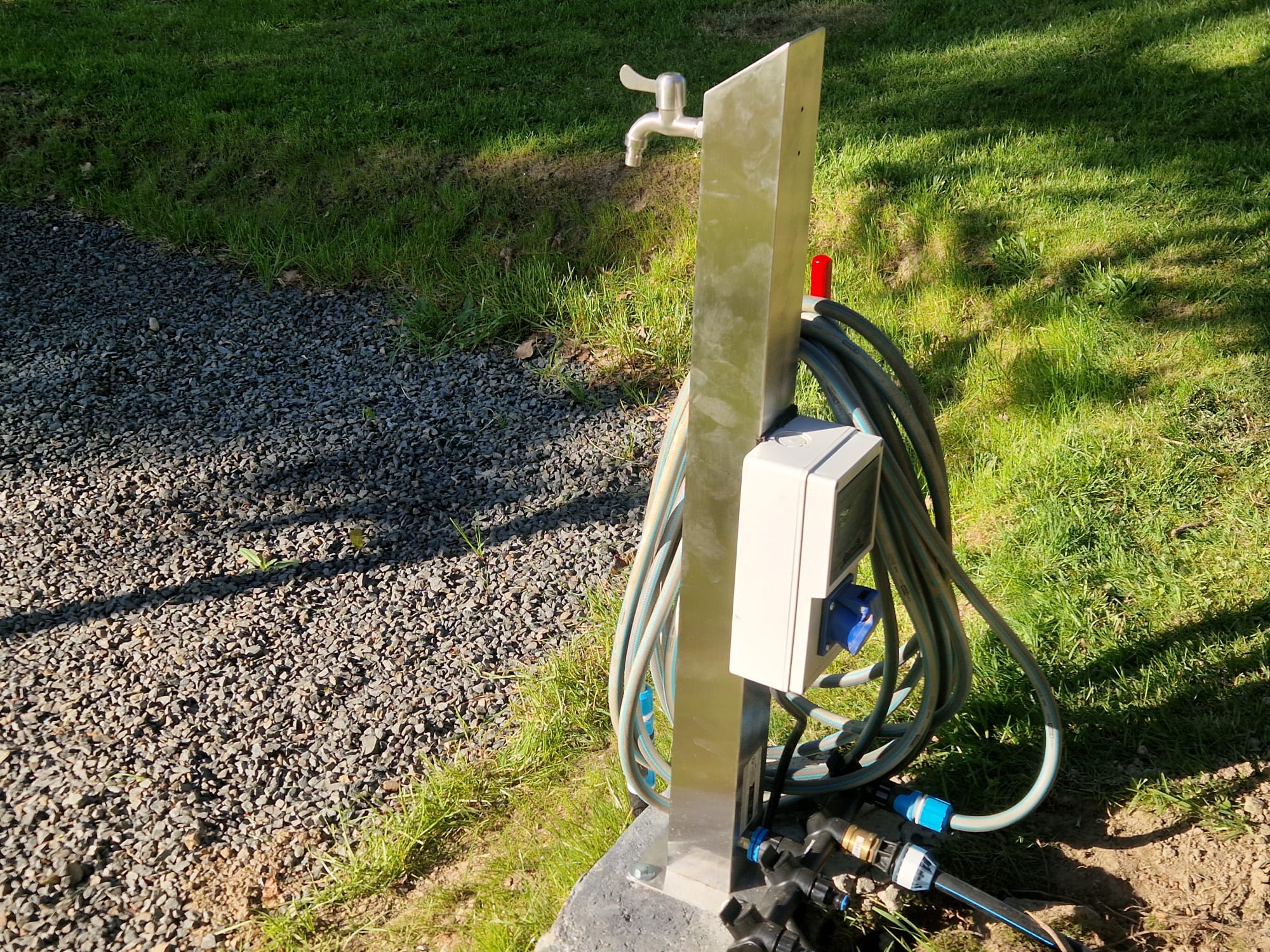 Strom- und Wasseranschluss auf dem Hof